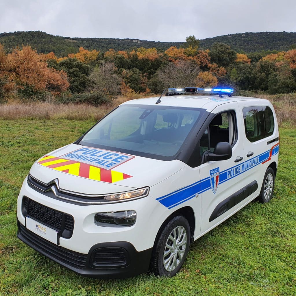 Citroen e-Berlingo Police Municipale Saint-Clement-de-Riviere installation Serigraphie et rampe Ultrabifrost Victory par RAS Distribution
