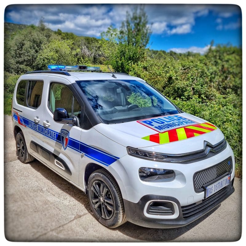 Citroen e-Berlingo Police Municipale Saint-Clement-de-Riviere installation Serigraphie et rampe Ultrabifrost Victory par RAS Distribution