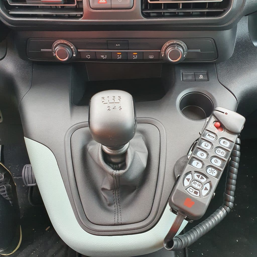 Boitier de commande BCT500 avec microphone public address dans Citroen Berlingo Police Municipale installation par RAS Distribution