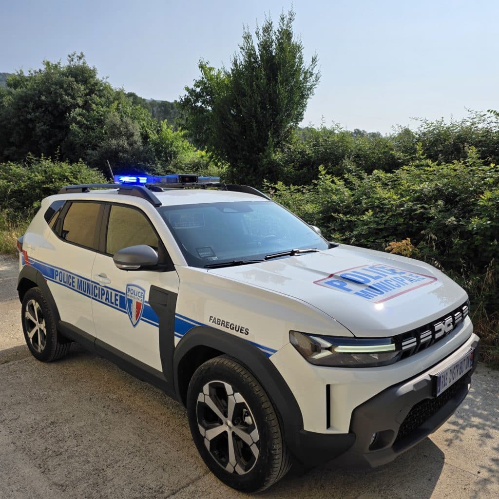 Equipement complet du nouveau dacia duster avec rampe Ultra Victory, serigraphie haute visibilite et feux de penetration pour la police municipale de Fabrègues pres de Montpellier