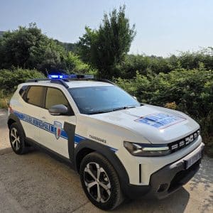 Equipement complet du nouveau dacia duster avec rampe Ultra Victory, serigraphie haute visibilite et feux de penetration pour la police municipale de Fabrègues pres de Montpellier