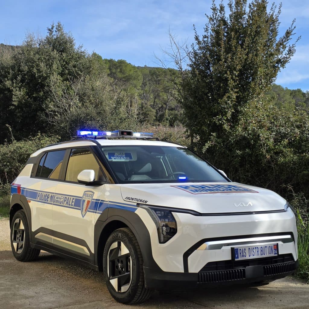 Transformation complete du nouveau KIA EV3 en voiture police municipale pour la commune de Frontignan près de Montpellier